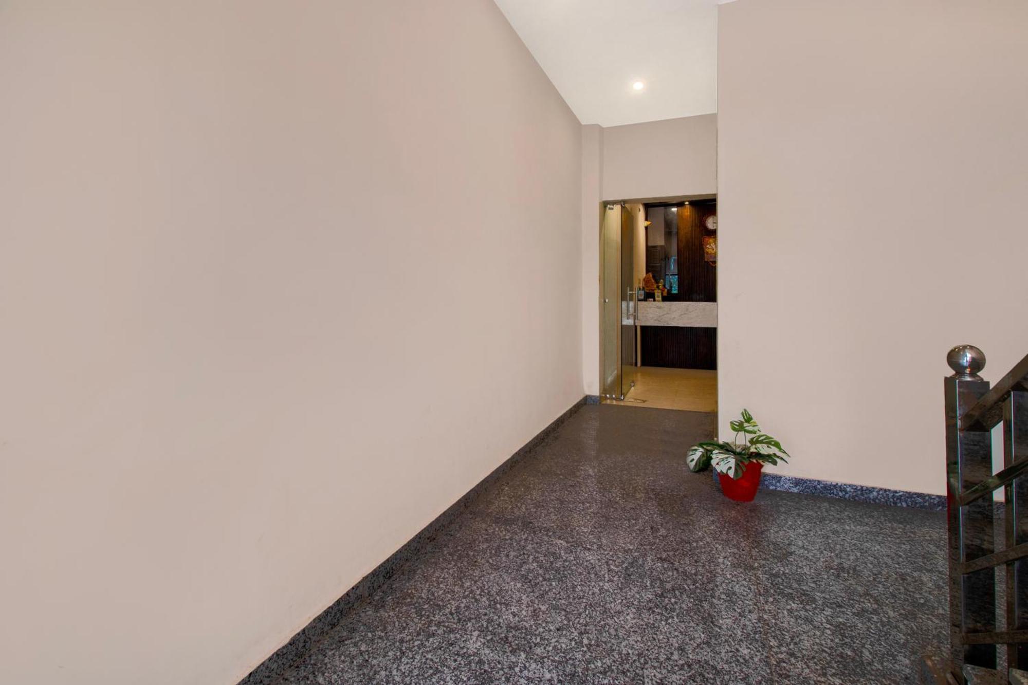 Hotel O Om Pushp Residency Mathura Exteriör bild