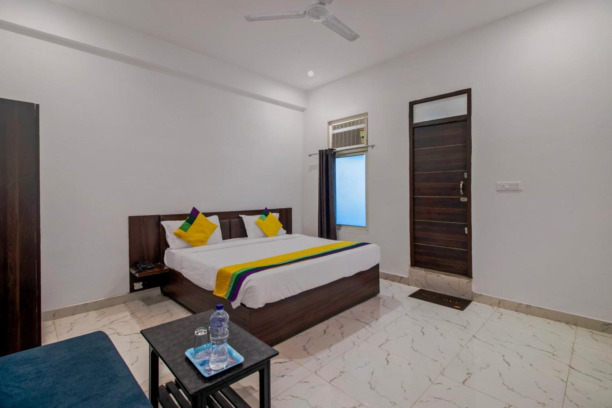Hotel O Om Pushp Residency Mathura Exteriör bild