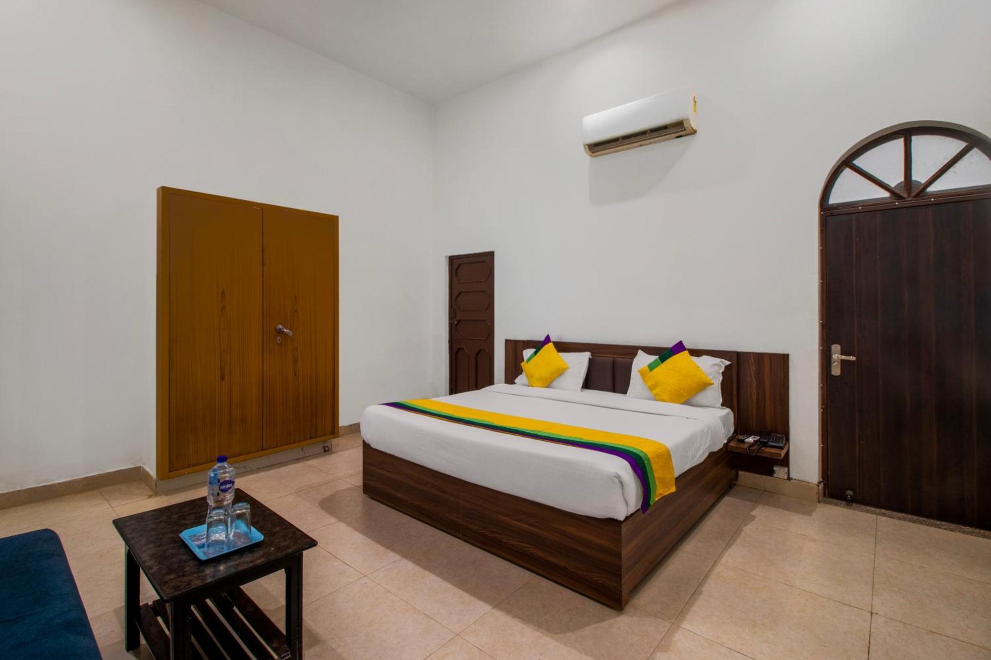 Hotel O Om Pushp Residency Mathura Exteriör bild